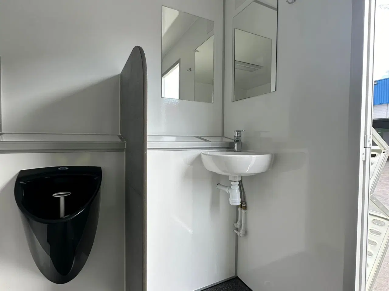 Billede 5 - Type 900: Toilet & Badvogn med 6 bad og 5 urinaler