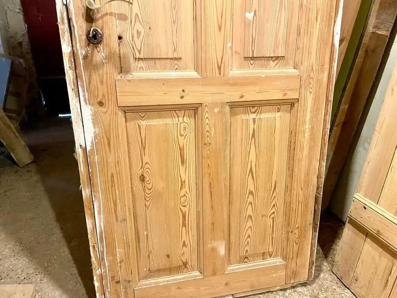 Billede 4 - Afsyret, klassisk Dannebrogsdør m. karm