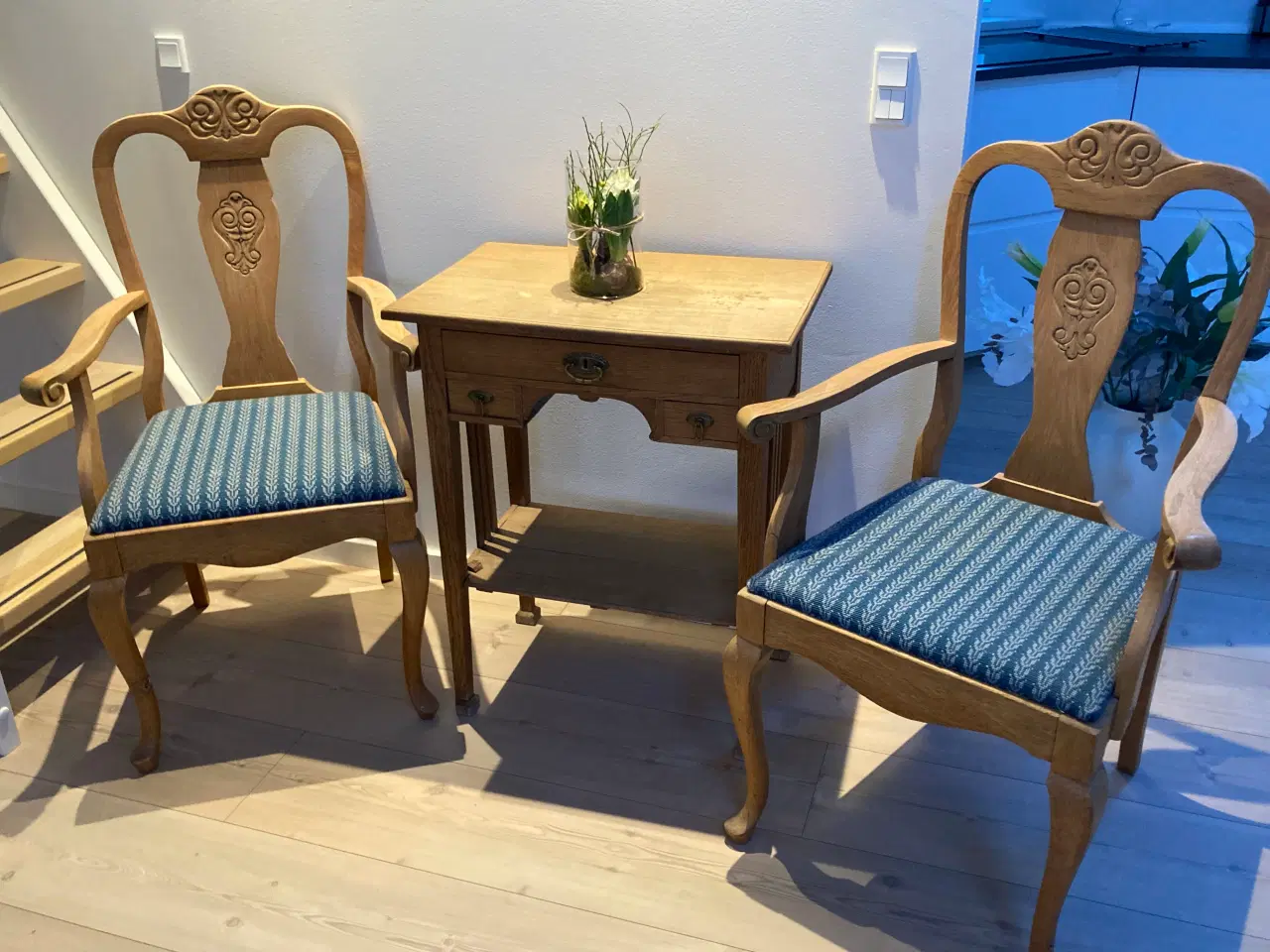 Billede 3 - Sybord med 2 flotte stole