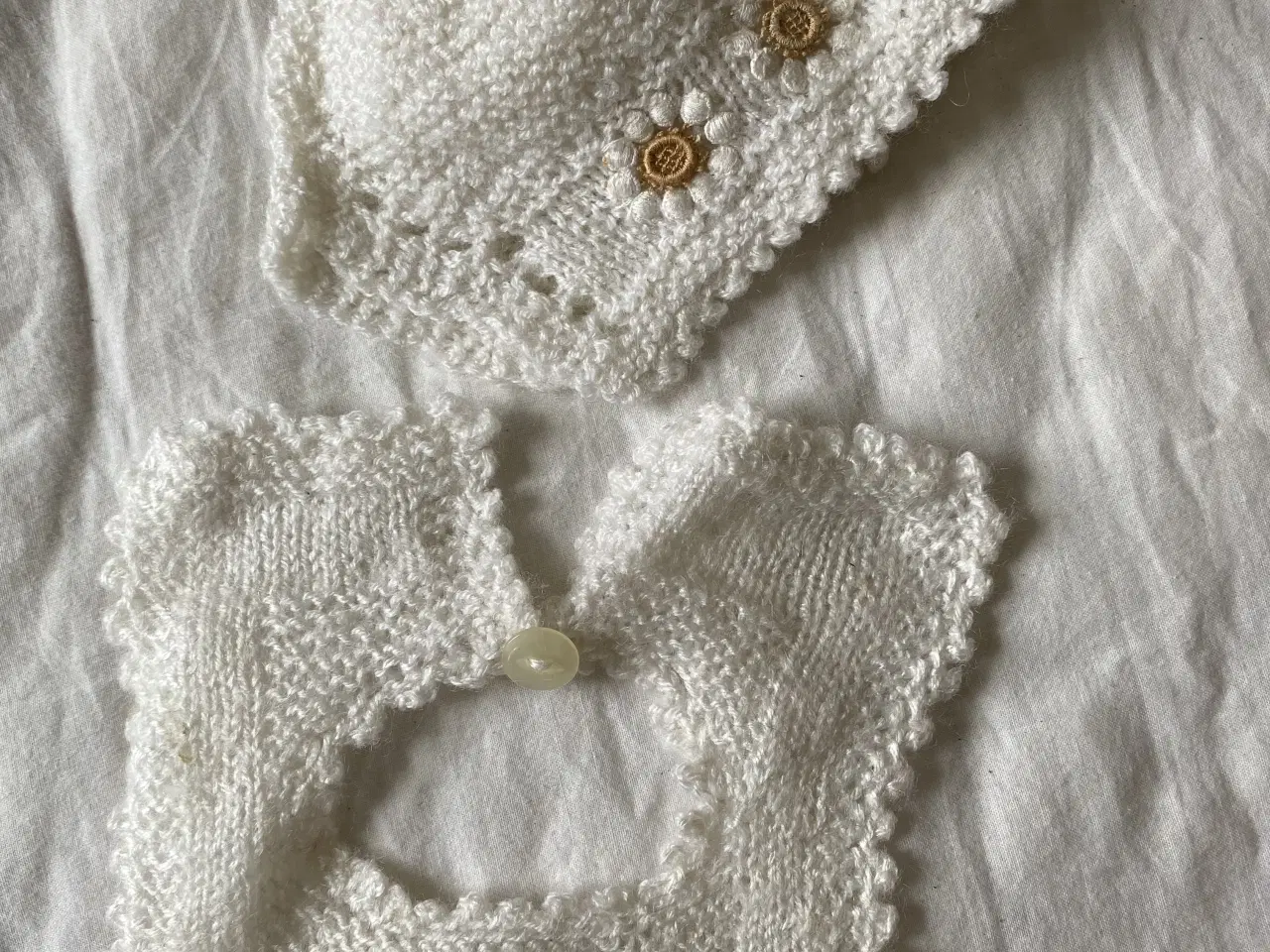 Billede 1 - Hjemmestrikket hue og savlesmæk 50-56