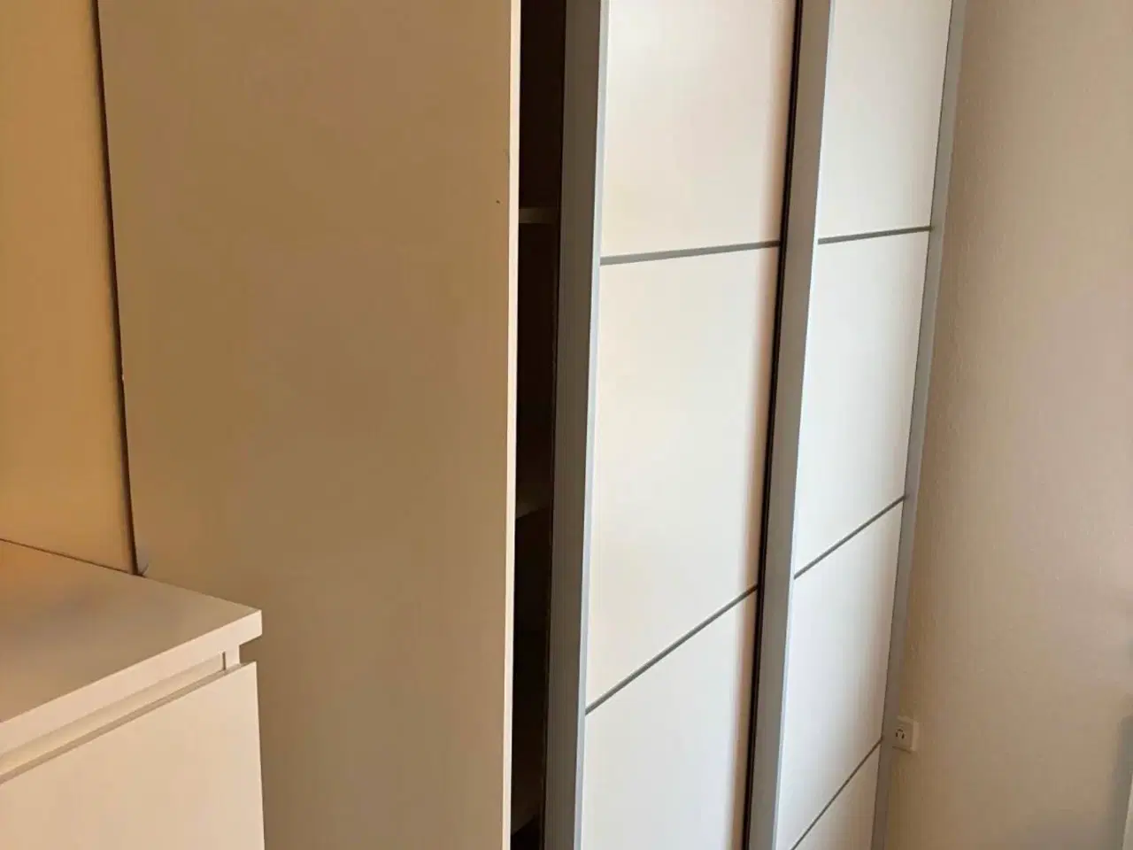 Billede 3 - Garderobeskab med masser af plads og skydedøre 