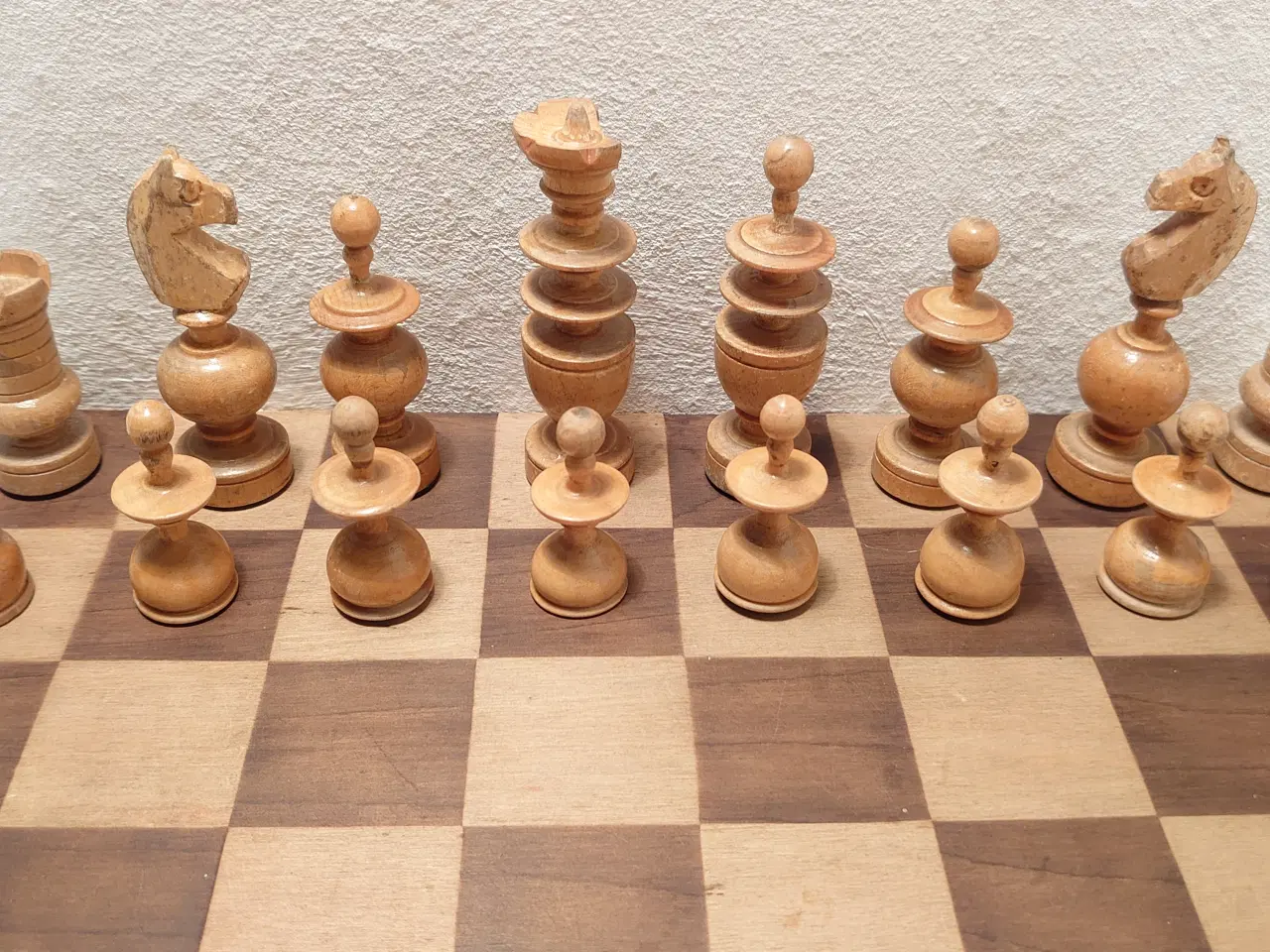 Billede 6 - Gammelt skak/mølle med træplade og trækasse.