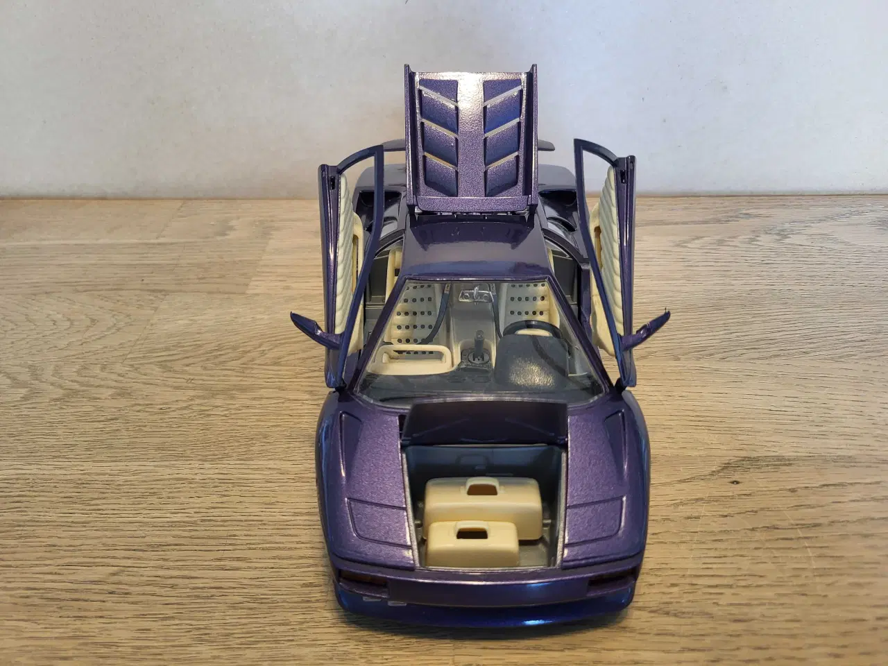 Billede 6 - Modelbil: Lamborghini Diablo 1990.  Skala 1/18.