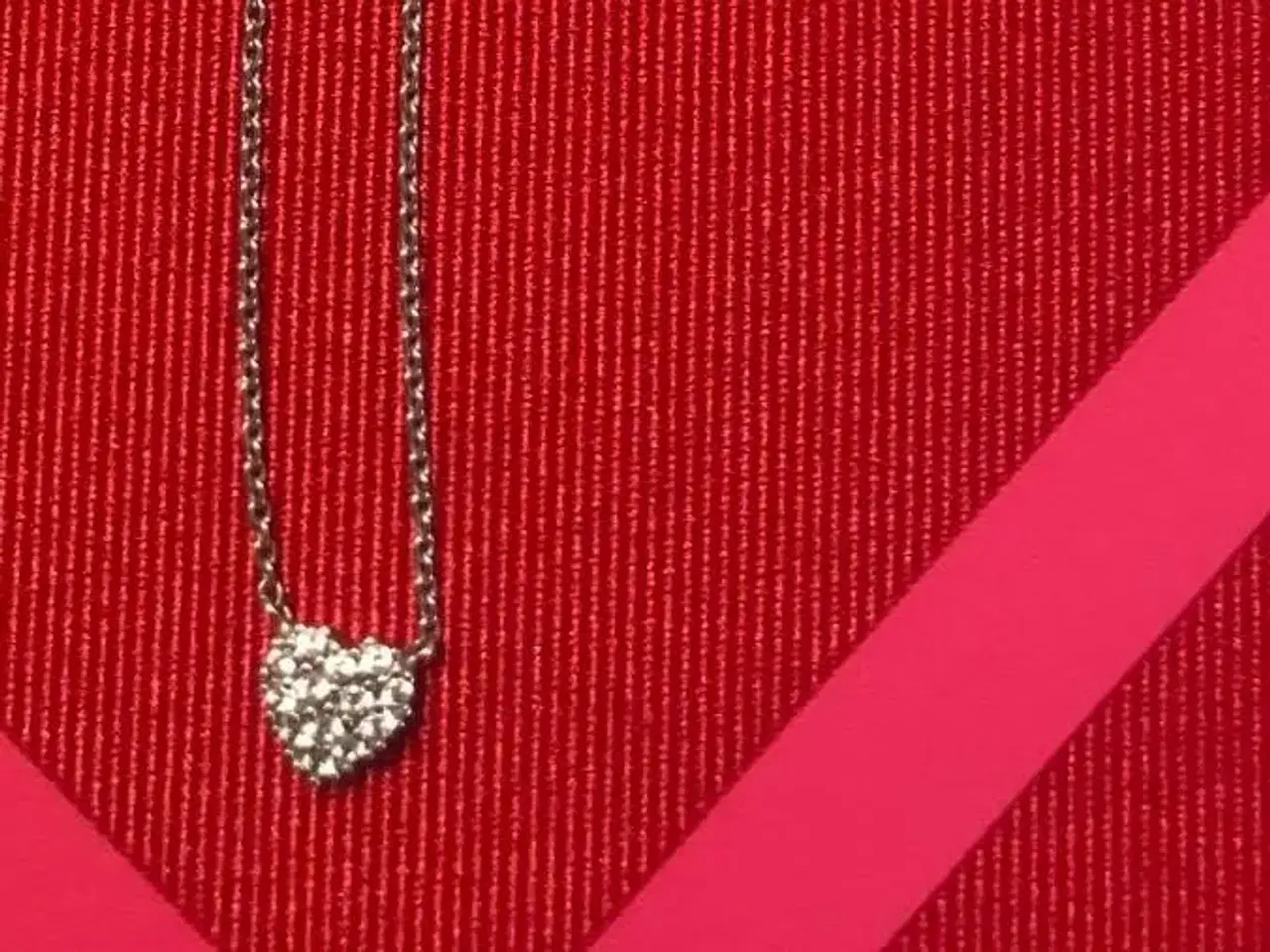 Billede 1 - Sølvkæde med hjerte