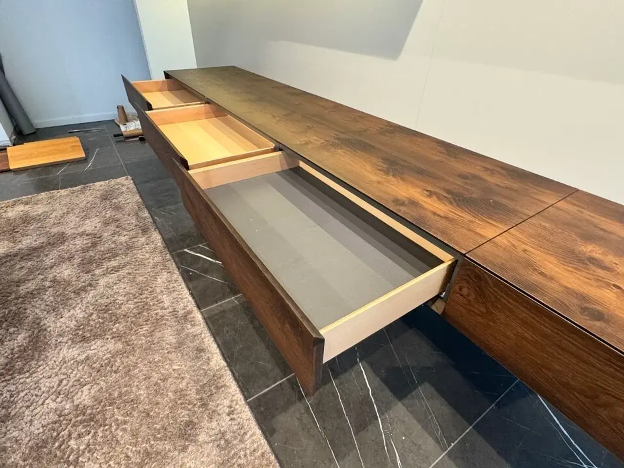 Billede 7 - Boform snedker væghængt møbel i røget eg