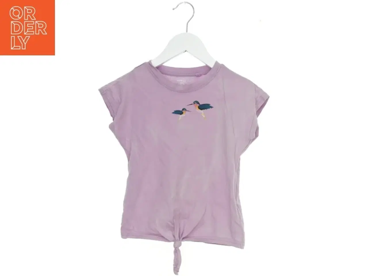 Billede 1 - Lilla t-shirt med fugleprint fra Summer Vibes (str. 128)