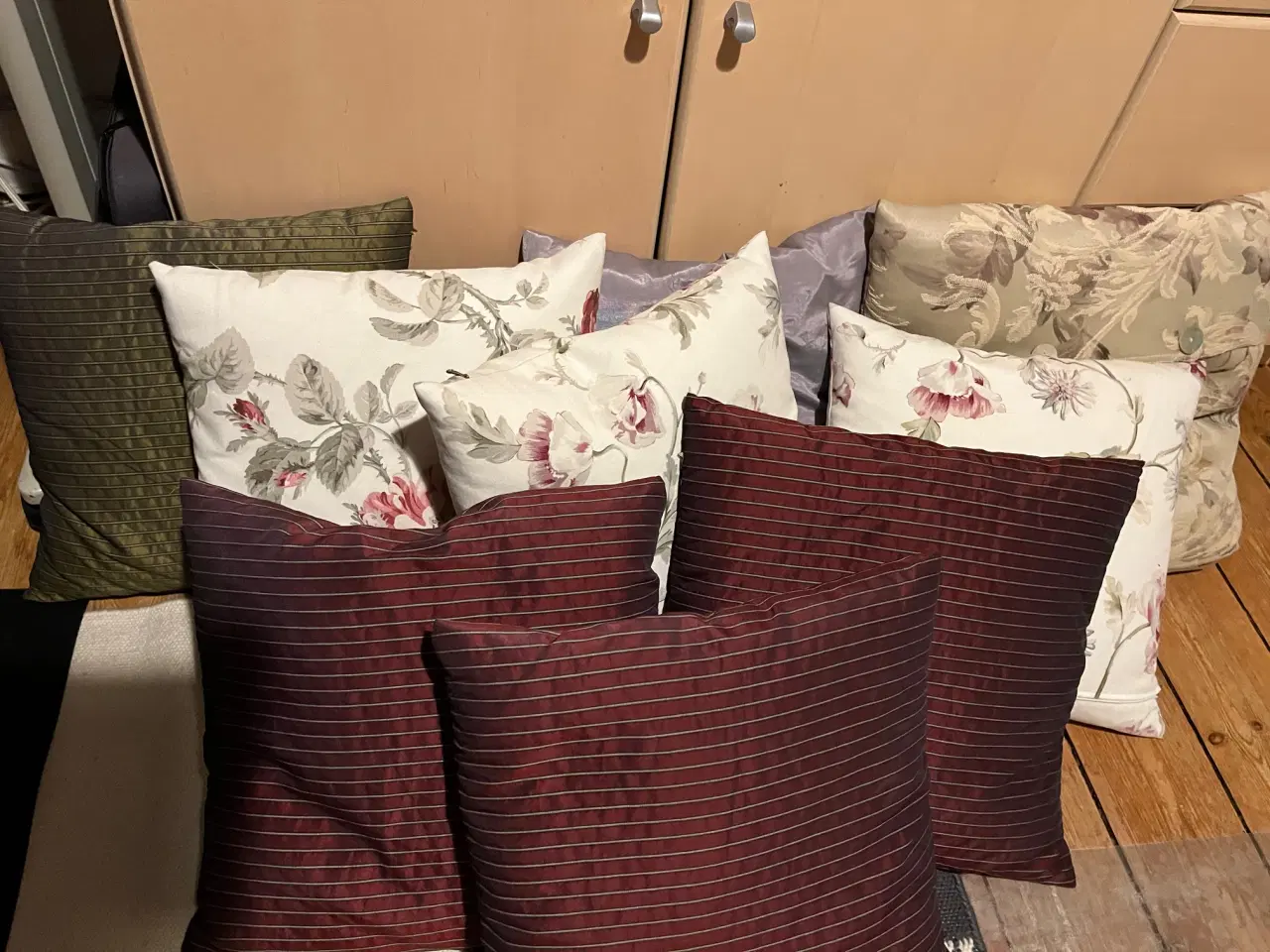 Billede 3 - 9 eksklusive Lene Bjerre pyntepuder – alle med dun