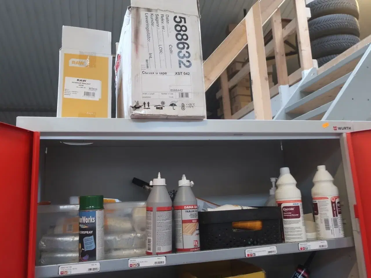 Billede 5 - 2 stk. skabe med indhold