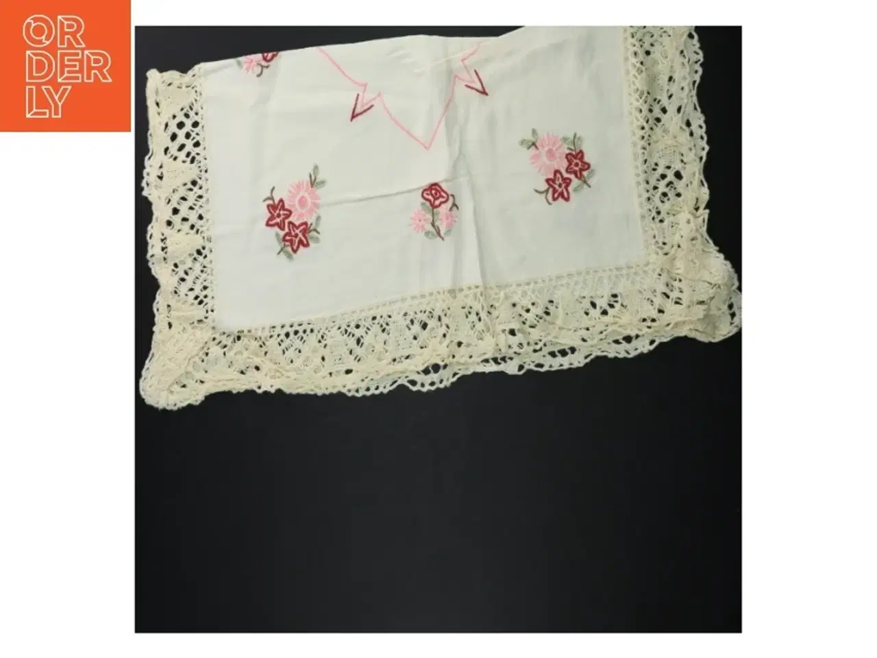 Billede 2 - Broderet dug med blondekant (str. 50 x 50 cm)