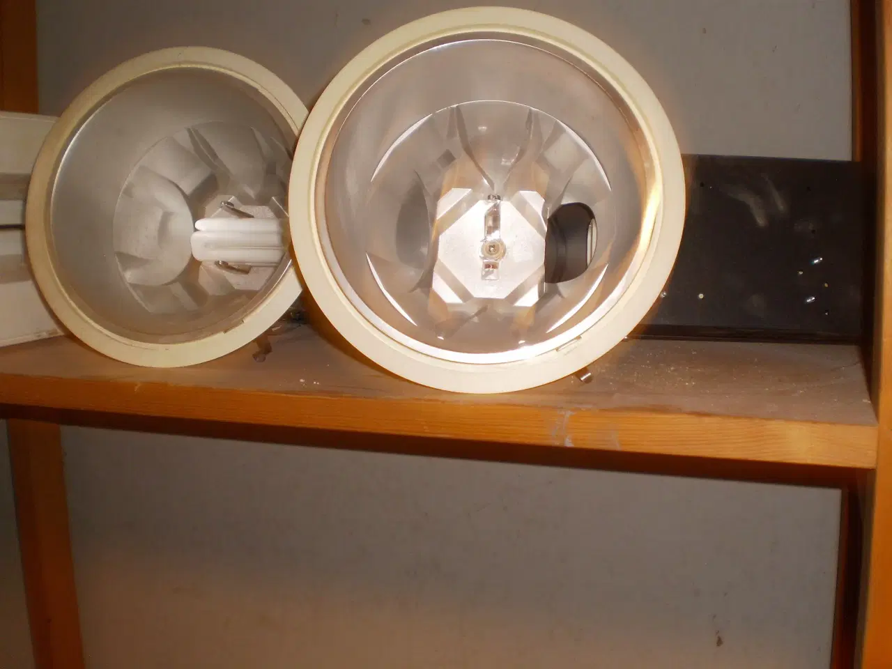 Billede 3 - Div. armaturer m/lysstofrør, samt store spot lampe
