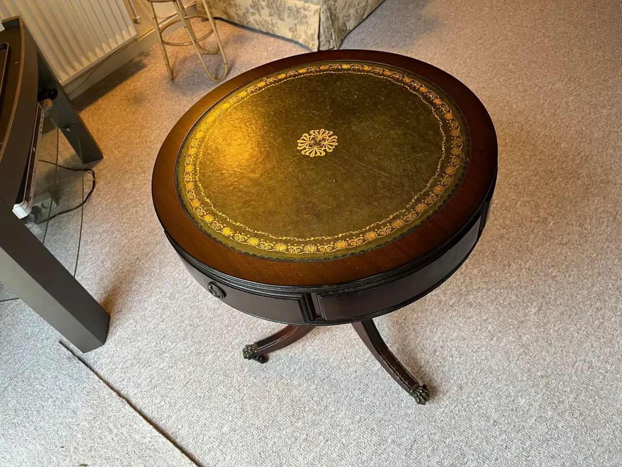 Billede 4 - Engelsk bord med 3 skuffer og bordplade i læder.