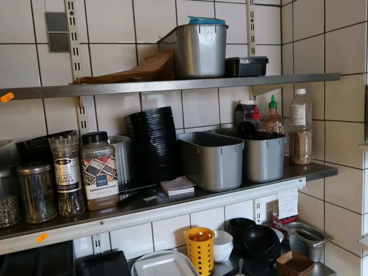 Billede 3 - 3 stk. rustfri stålhylder med indhold