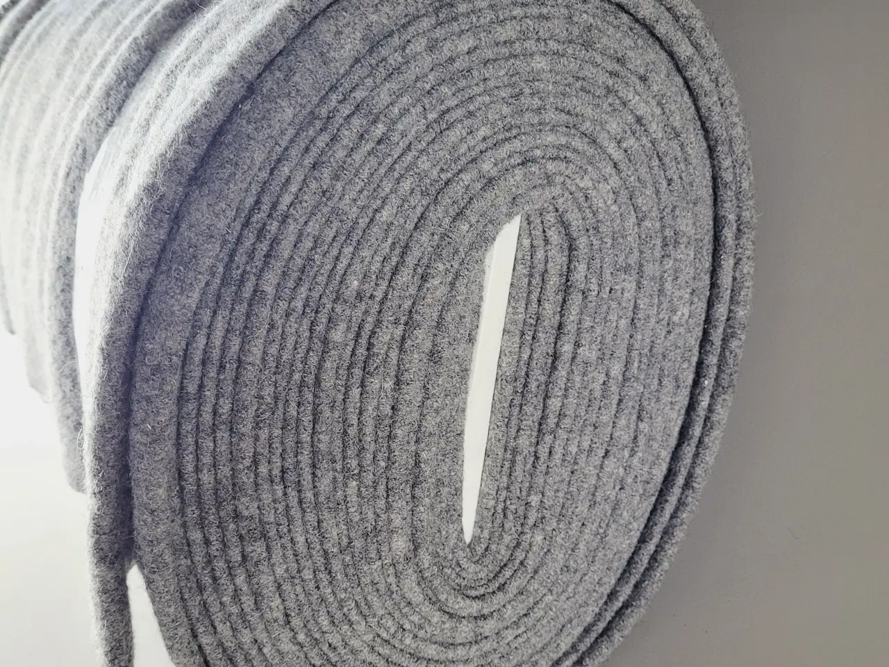 Billede 1 - ⭐️· Kæmpe Rulle Tyk Grå Filt