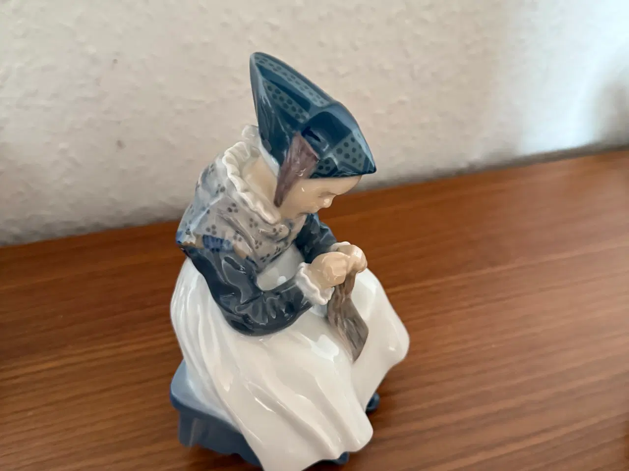 Billede 2 - Amagerpigen, kongelig porcelænsfigur nr. 1314