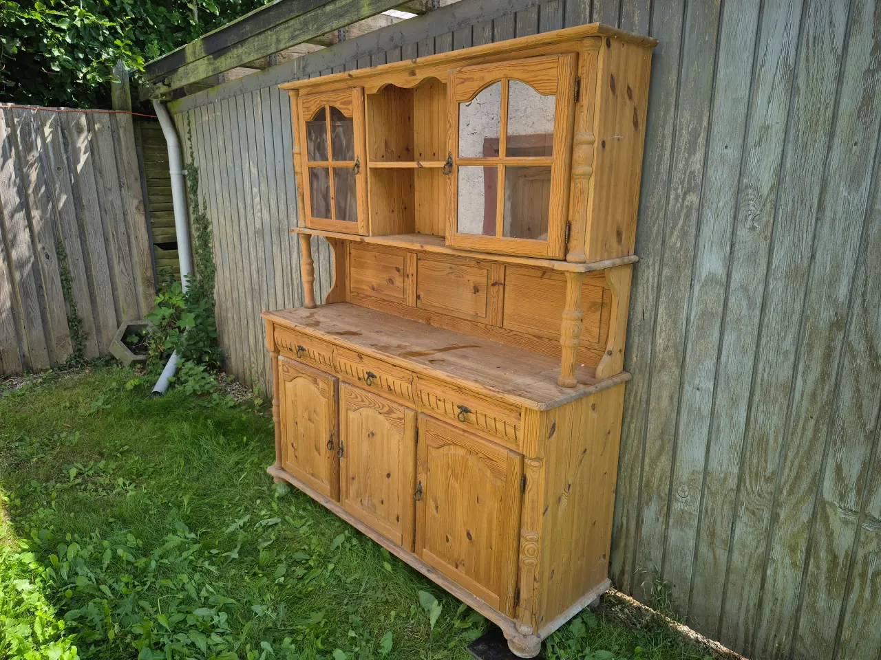 Billede 2 - Bortgives. Skænk med vitrine