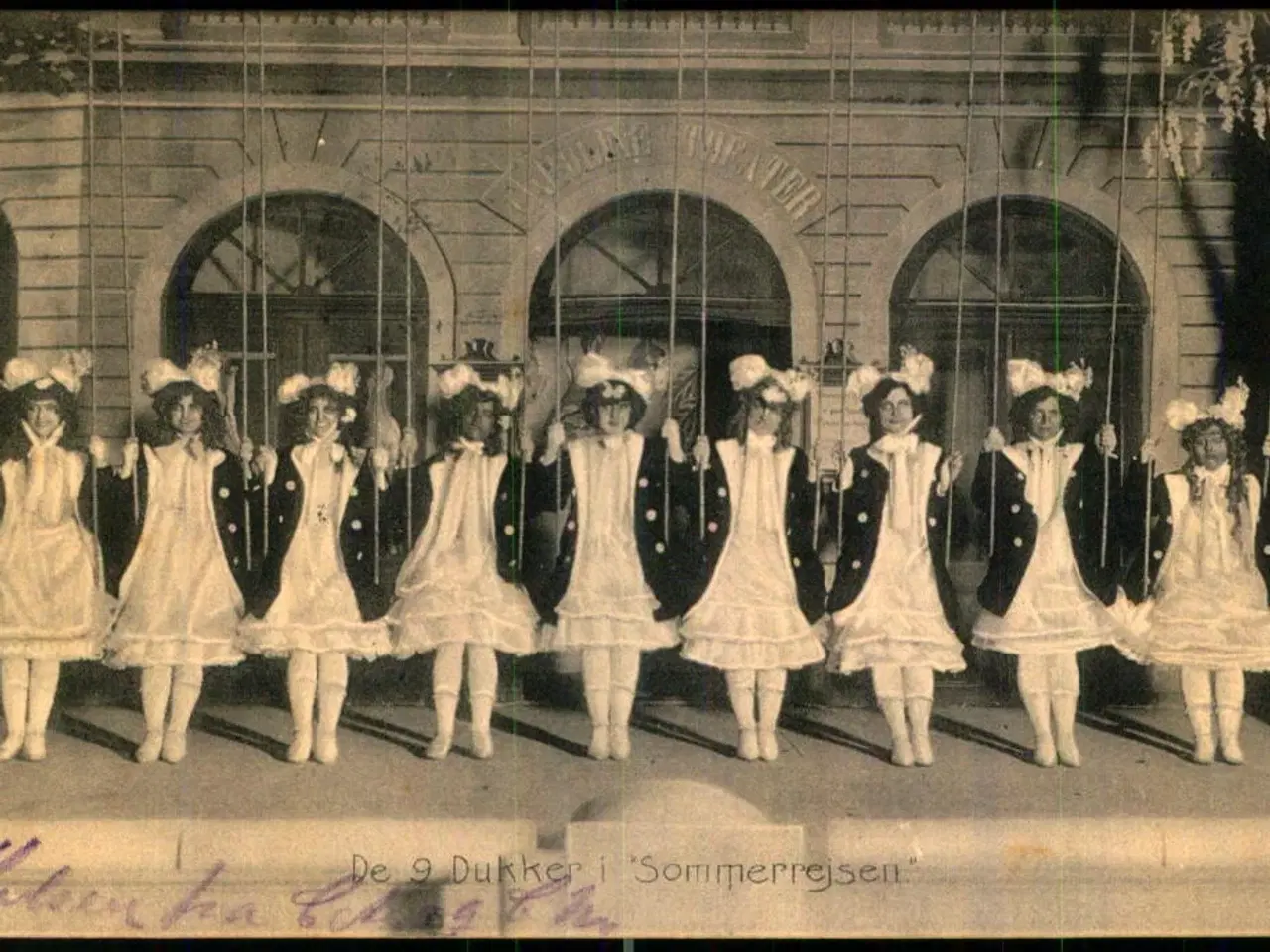 Billede 1 - De 9 Dukker i Sommerrejsen - Stender 6492 - Brugt