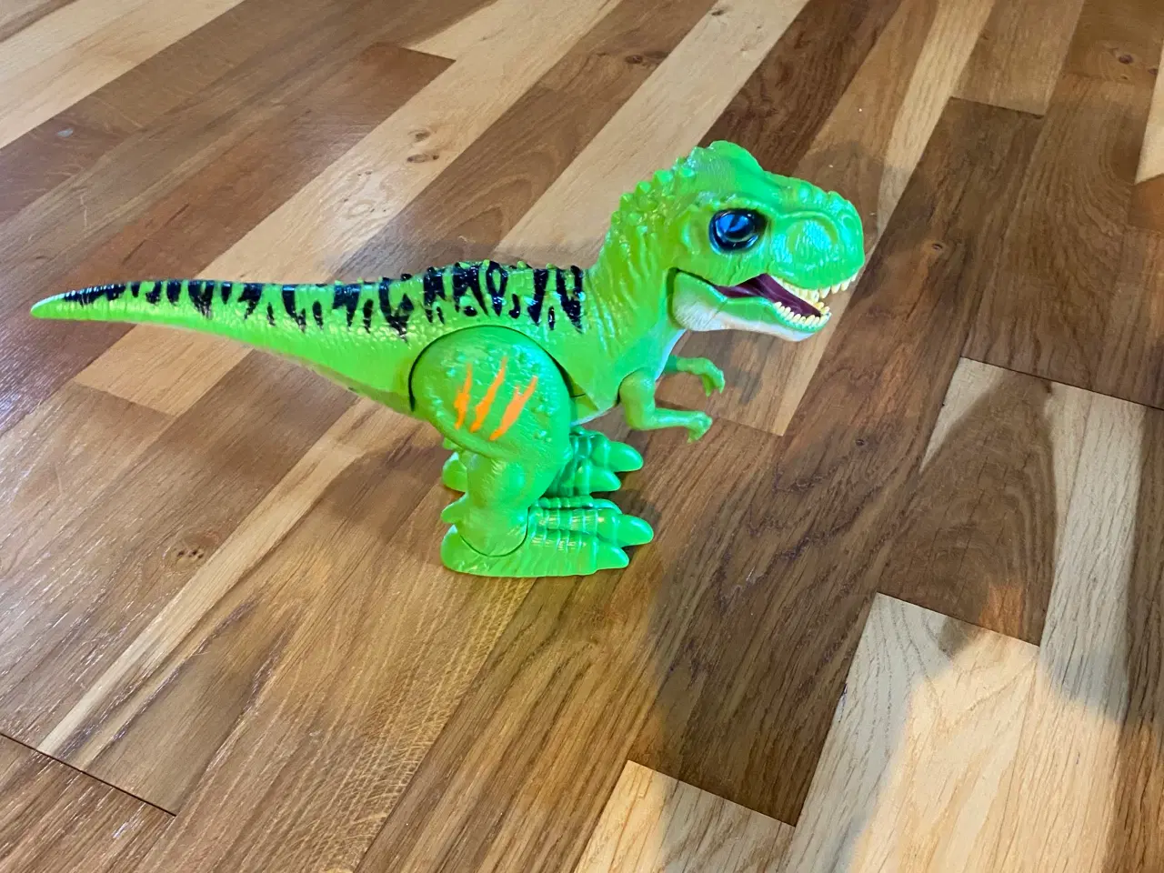 Billede 9 - 1 Drage der kan gå, åbne munden og hvæse. 1 dino 