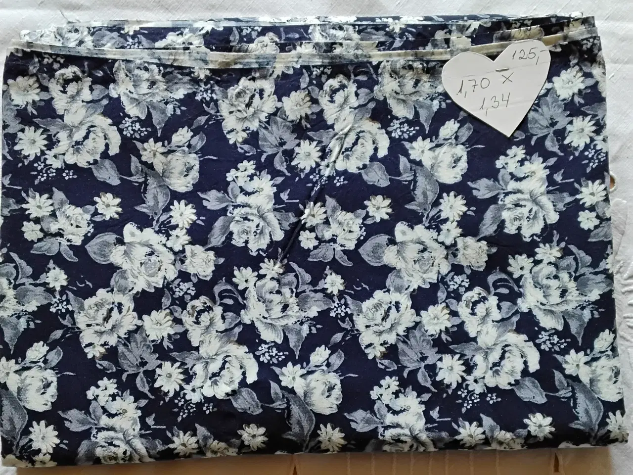 Billede 1 - Blå stof med hvide blomster - 1,70m X 1,34m