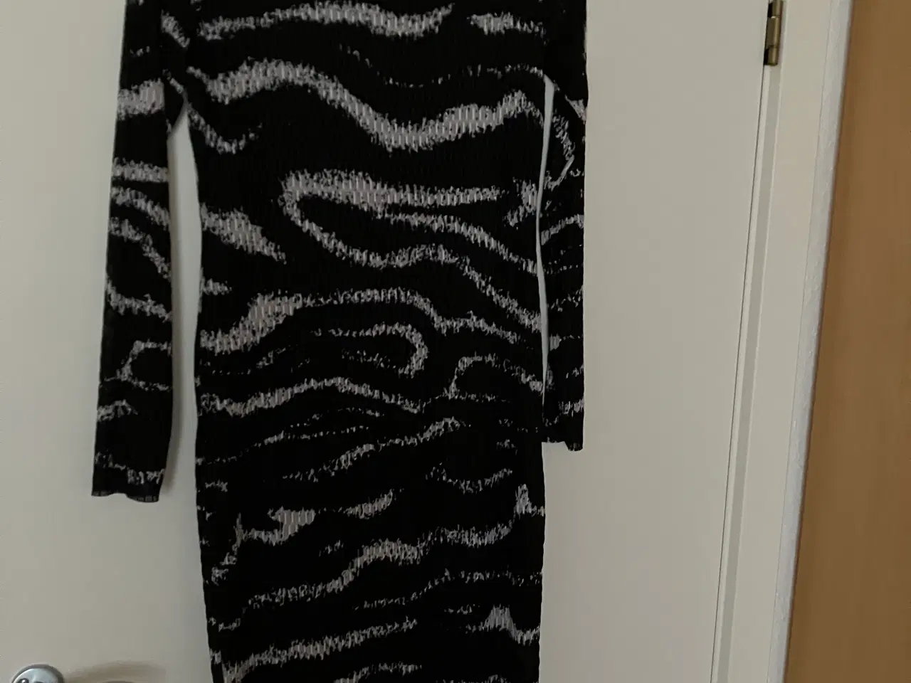 Billede 1 - Vero Moda hverdagskjole i sort med mønster.