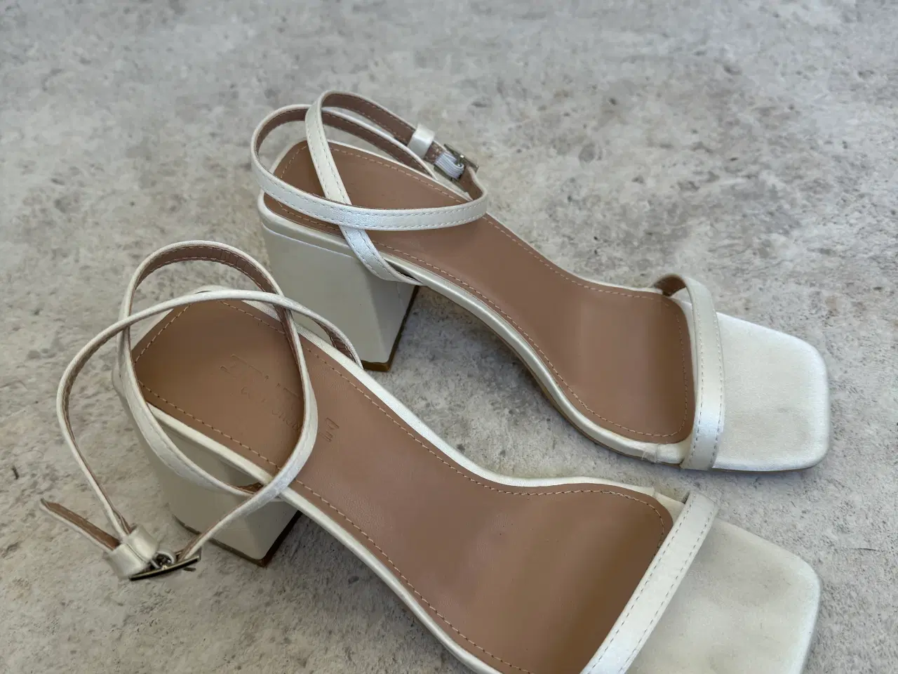 Billede 3 - Fine hvide sandaler med blokhæl