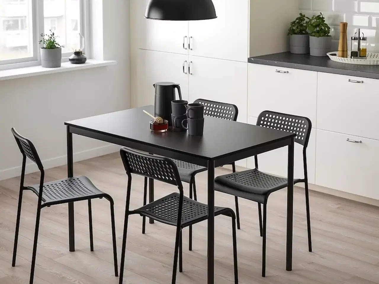 Billede 1 - Ikea Spisebord + 4 stole
