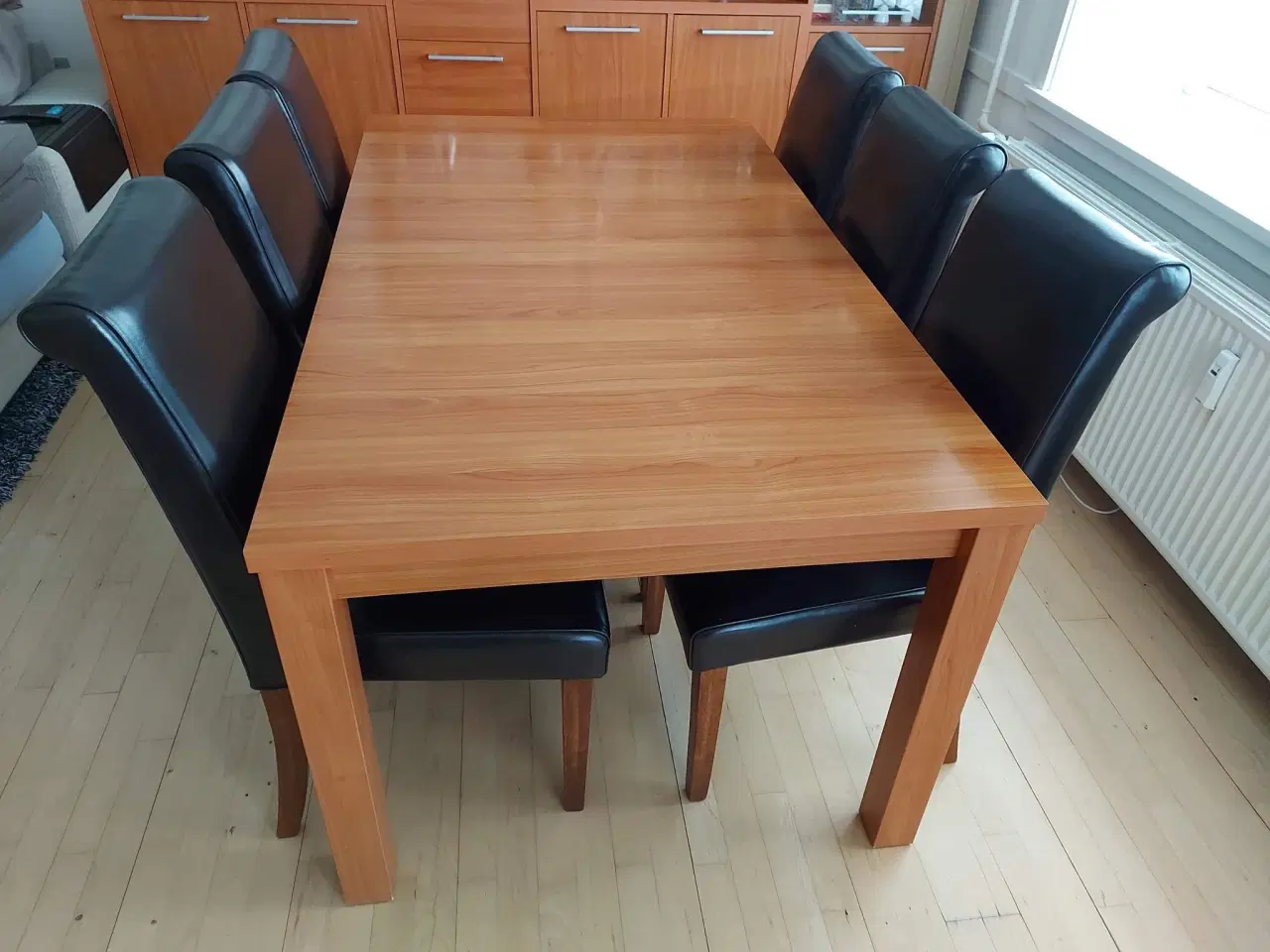 Billede 2 - Spisebord med 6 stk læderstole