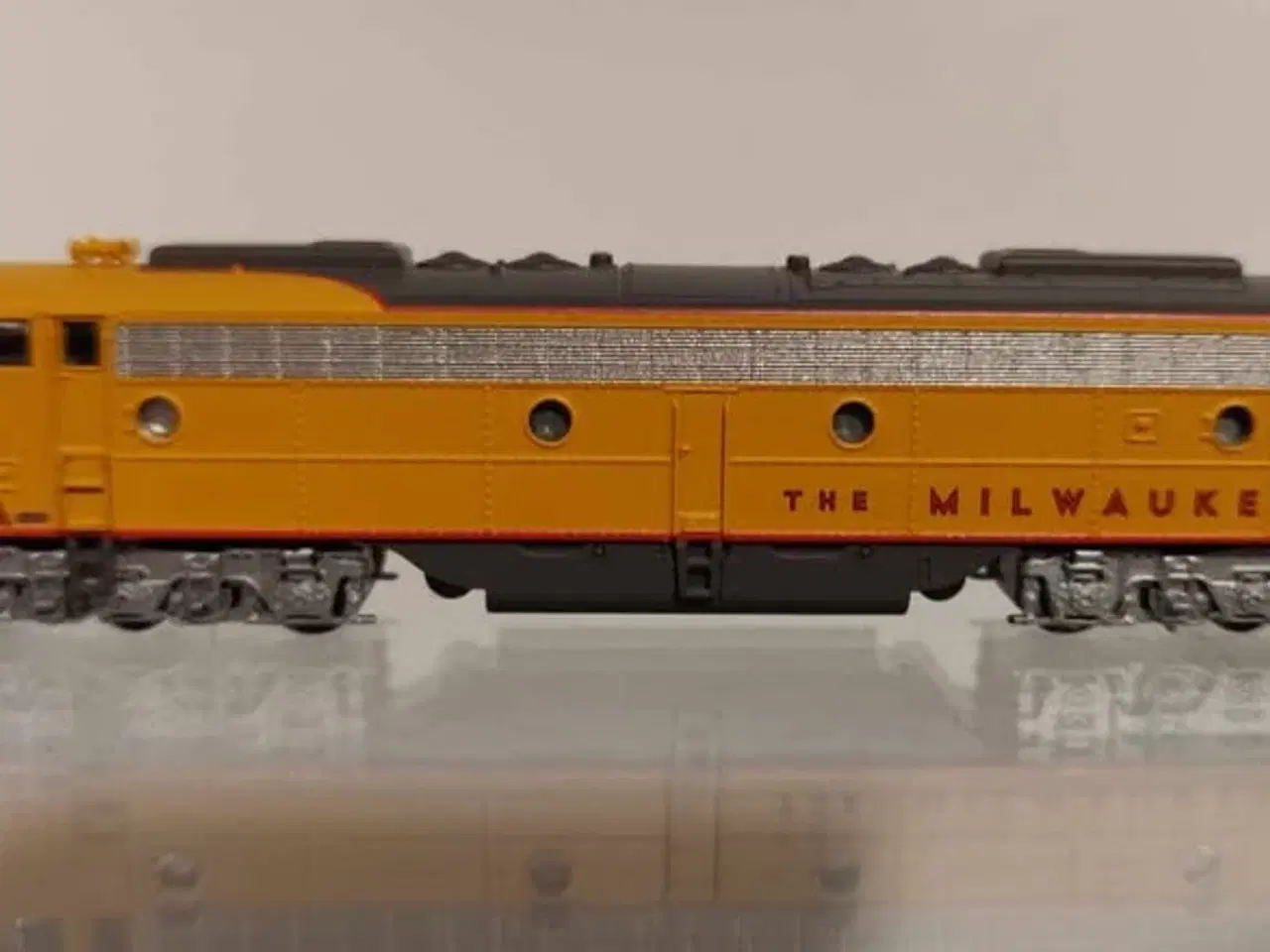 Billede 4 - AZL Milwaukee Road E9A Lokomotiv. Z skala.