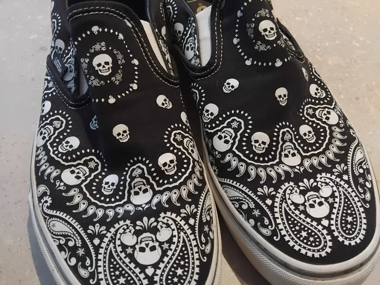 Billede 1 - Vans sko med kraniemotiv.