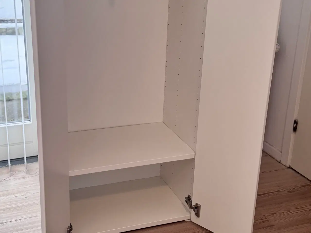 Billede 2 - Næsten nyt børneskab med bøjlestang