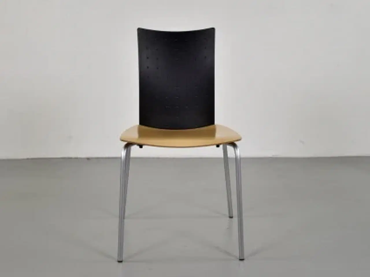Billede 1 - Randers konference-/mødestol med sort ryg og ahorn sæde