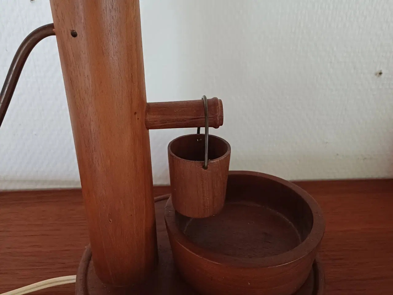 Billede 2 - Teak bordlampe udformet som vandpumpe 