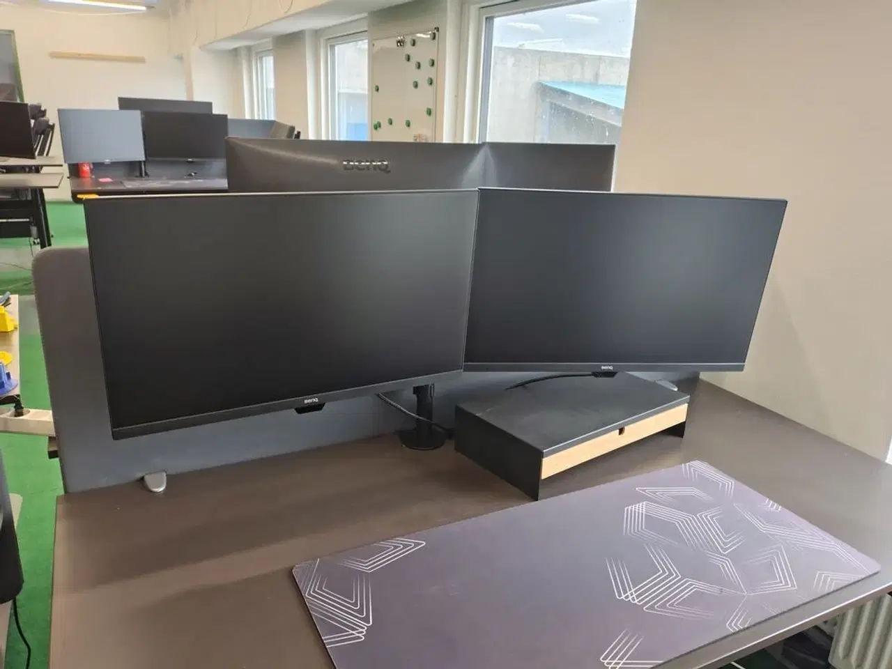 Billede 1 - To Benq skærme på stativ 27"