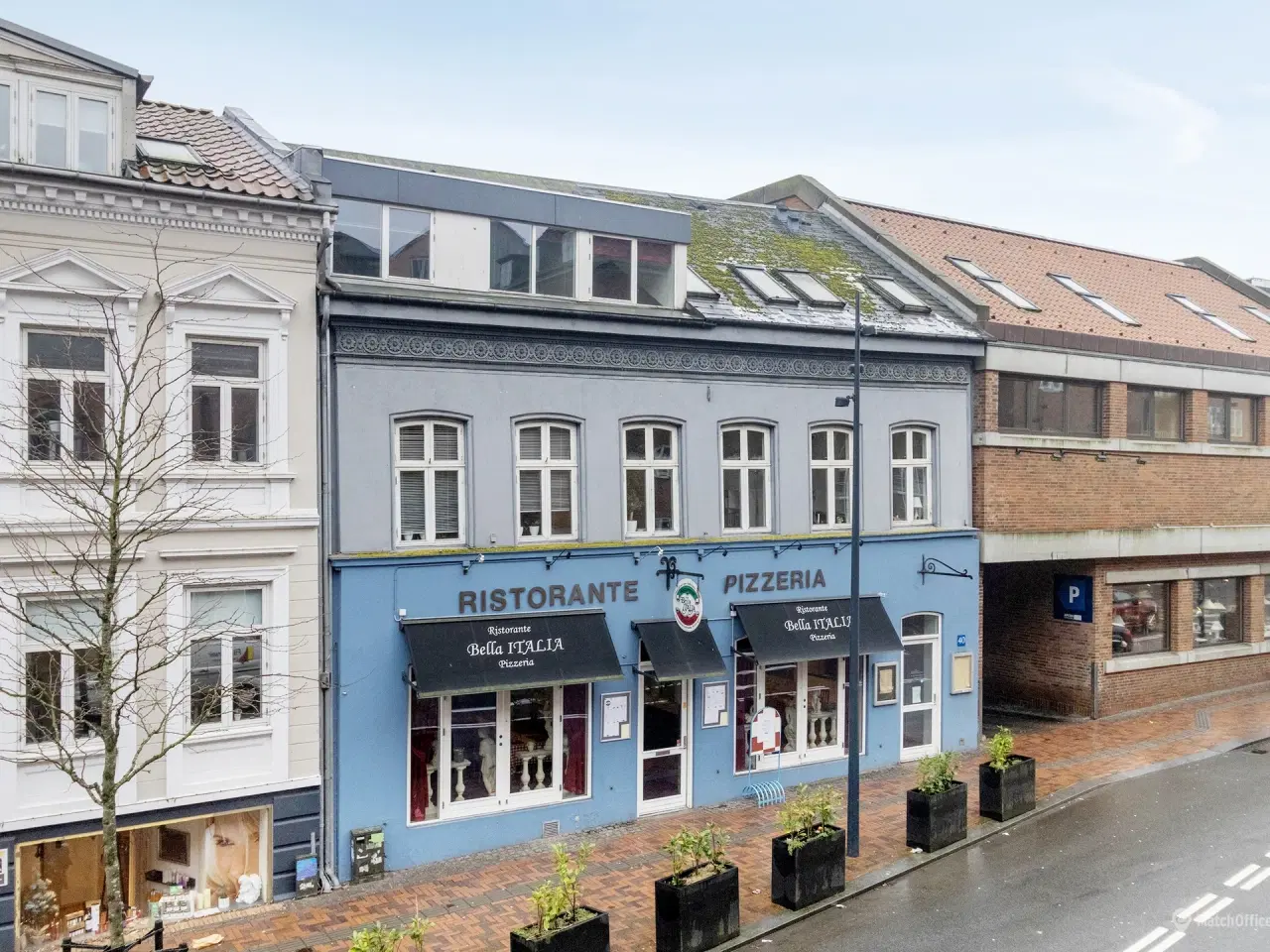 Billede 1 - Klinik- og kontorlokaler på 2.sal centralt i Kolding udlejes.