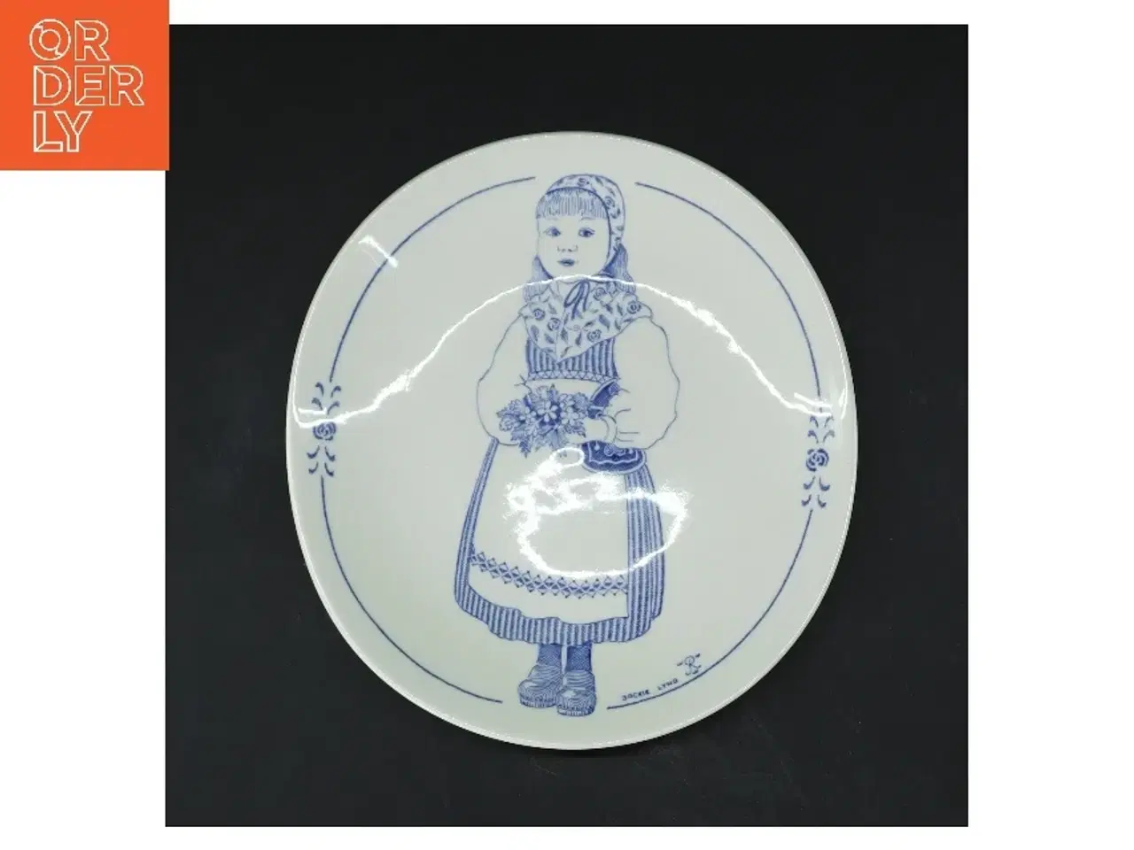 Billede 1 - Decorativ tallerken med blåt mønster fra Rrstrand (str. Ø 16,5xØ18 cm)