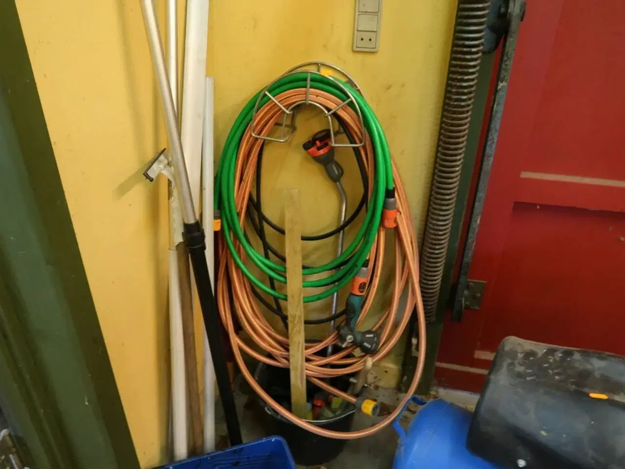 Billede 2 - Koste, vandslange m.m.