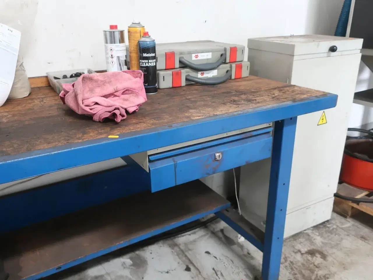 Billede 3 - Arbejdsbord med indhold