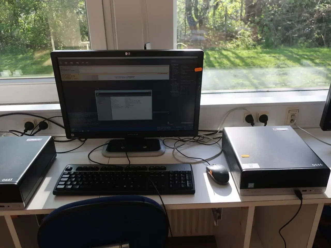 Billede 1 - Skærm 22" m. tastatur HP L2206w (PC medfølger ikke)