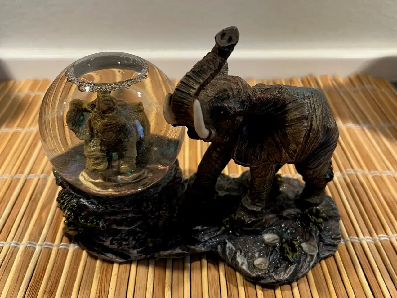 Billede 4 - Flot & massiv elefant-figur med snekugle - perfekt