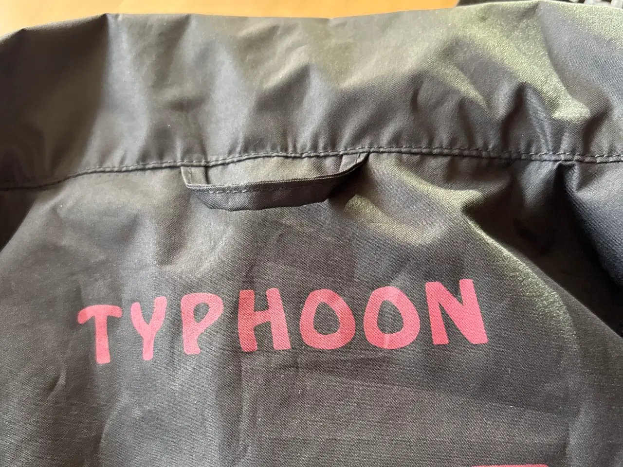 Billede 3 - Regnjakke med for og hætte. 