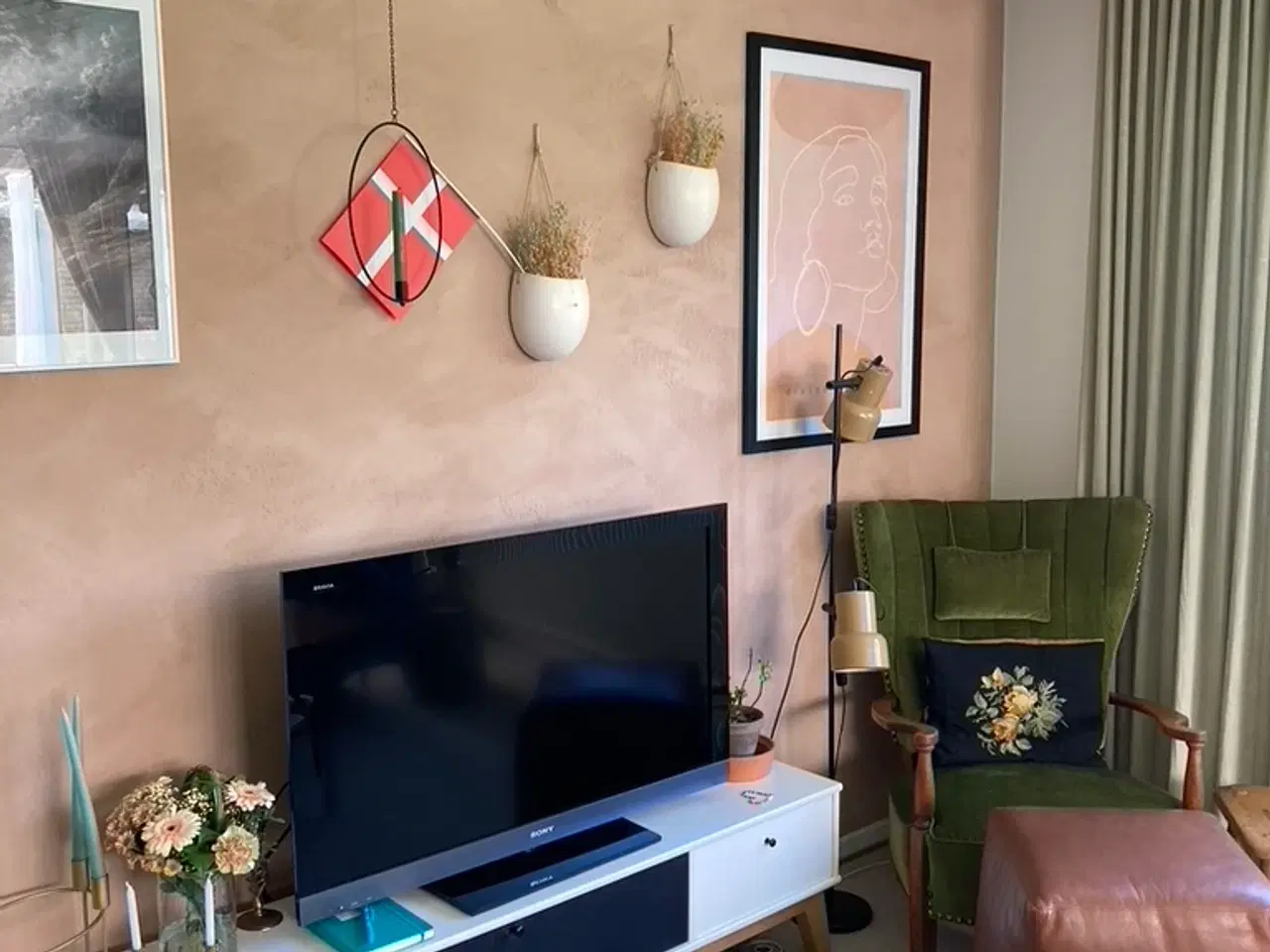 Billede 1 - Tv møbel i hvid med stoflåge