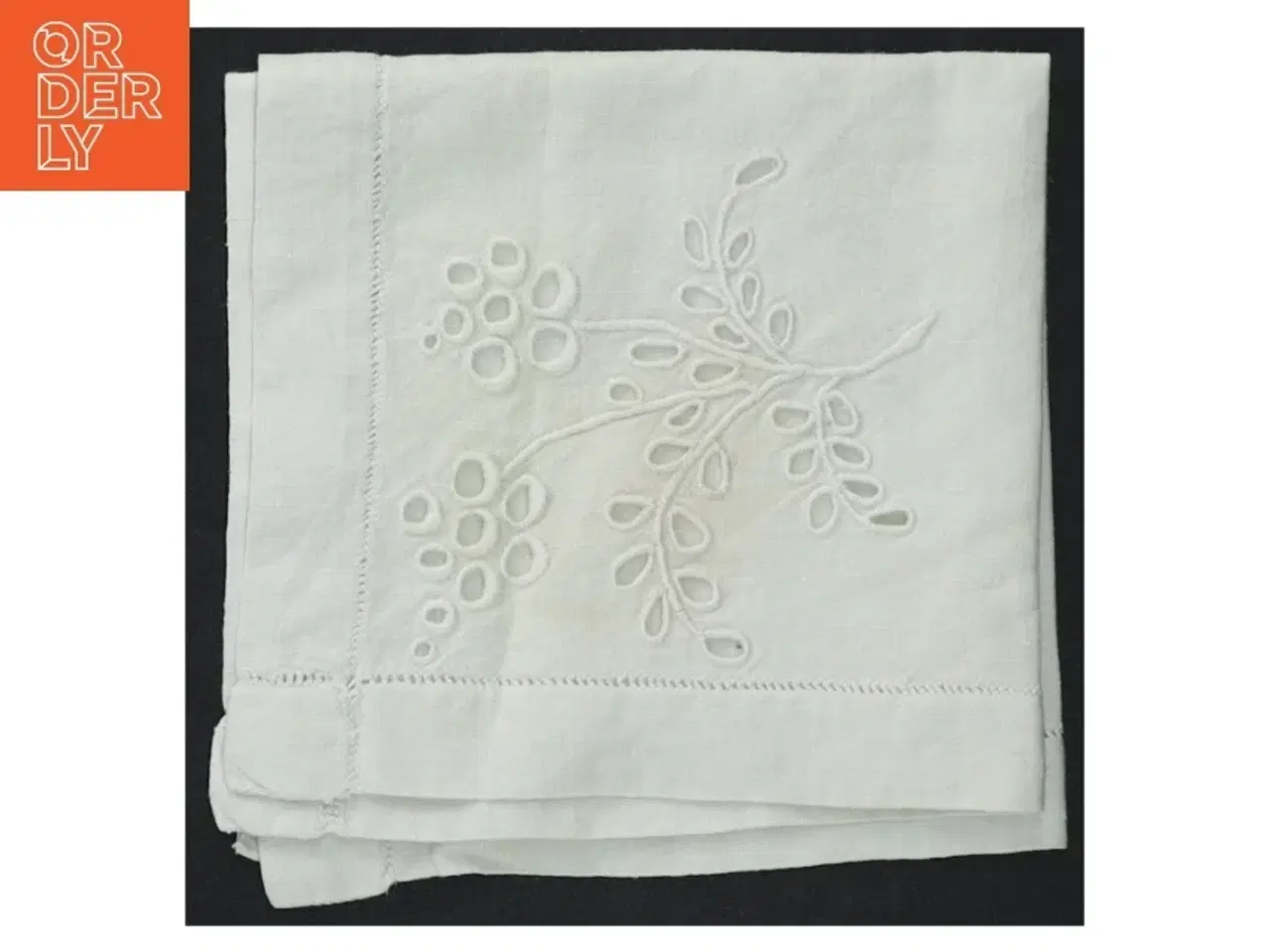 Billede 2 - Hvid serviet med broderi (str. 29,5 x. 29 cm)