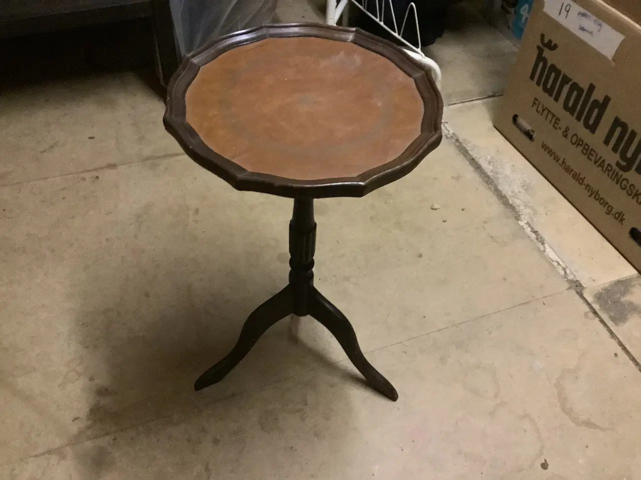 Billede 2 - Lille bord til potteplanter i mørk træ.