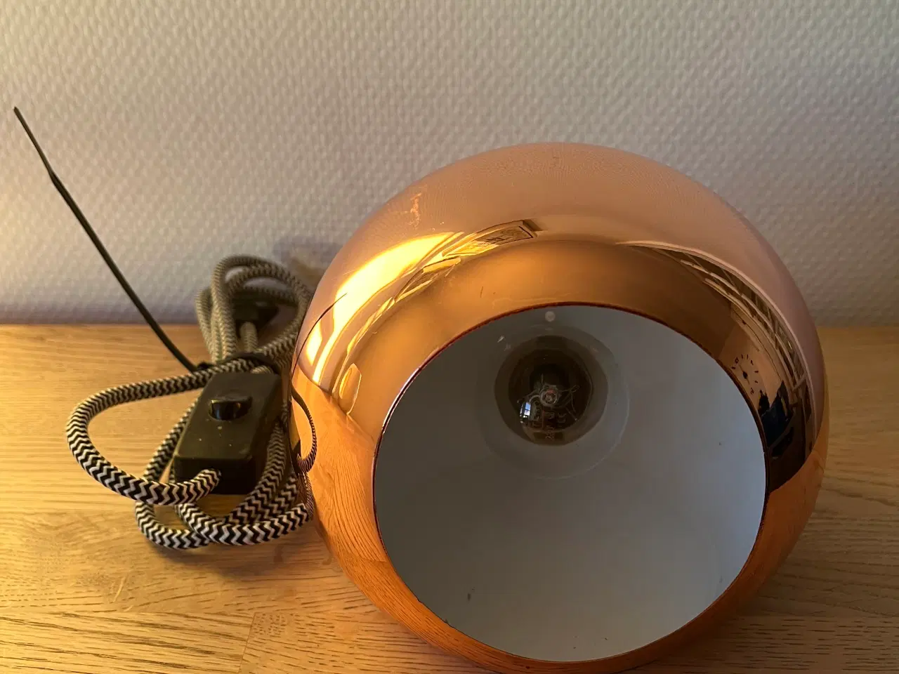 Billede 1 - Kobberfarvet kuglelampe / bordlampe