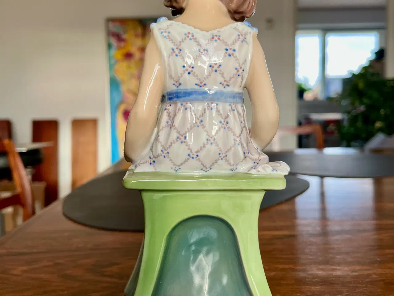 Billede 3 - Pige med bog (nr. 1107) fra Dahl Jensen 1. sorteri