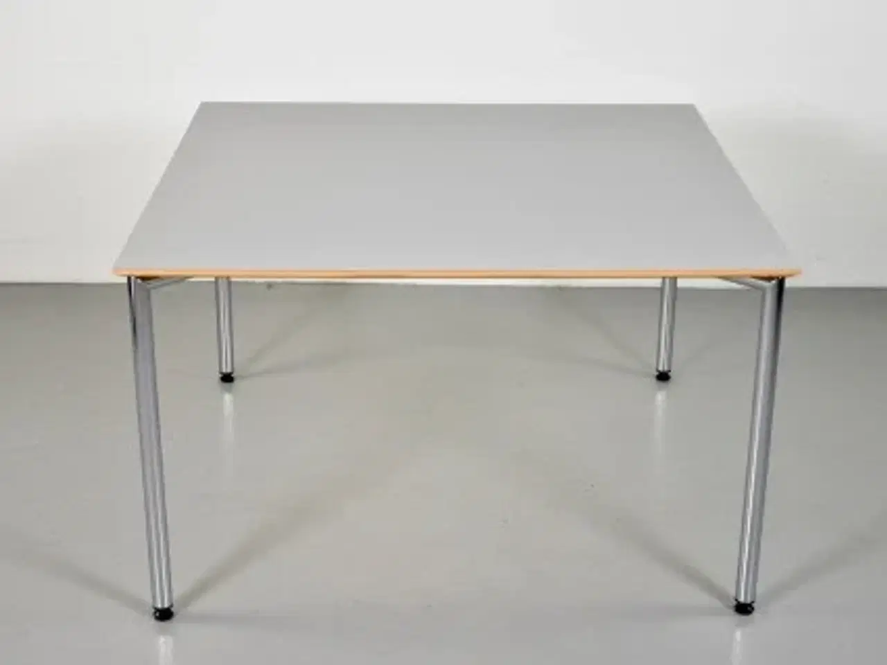 Billede 4 - Randers radius kantinebord med grå plade og krom stel