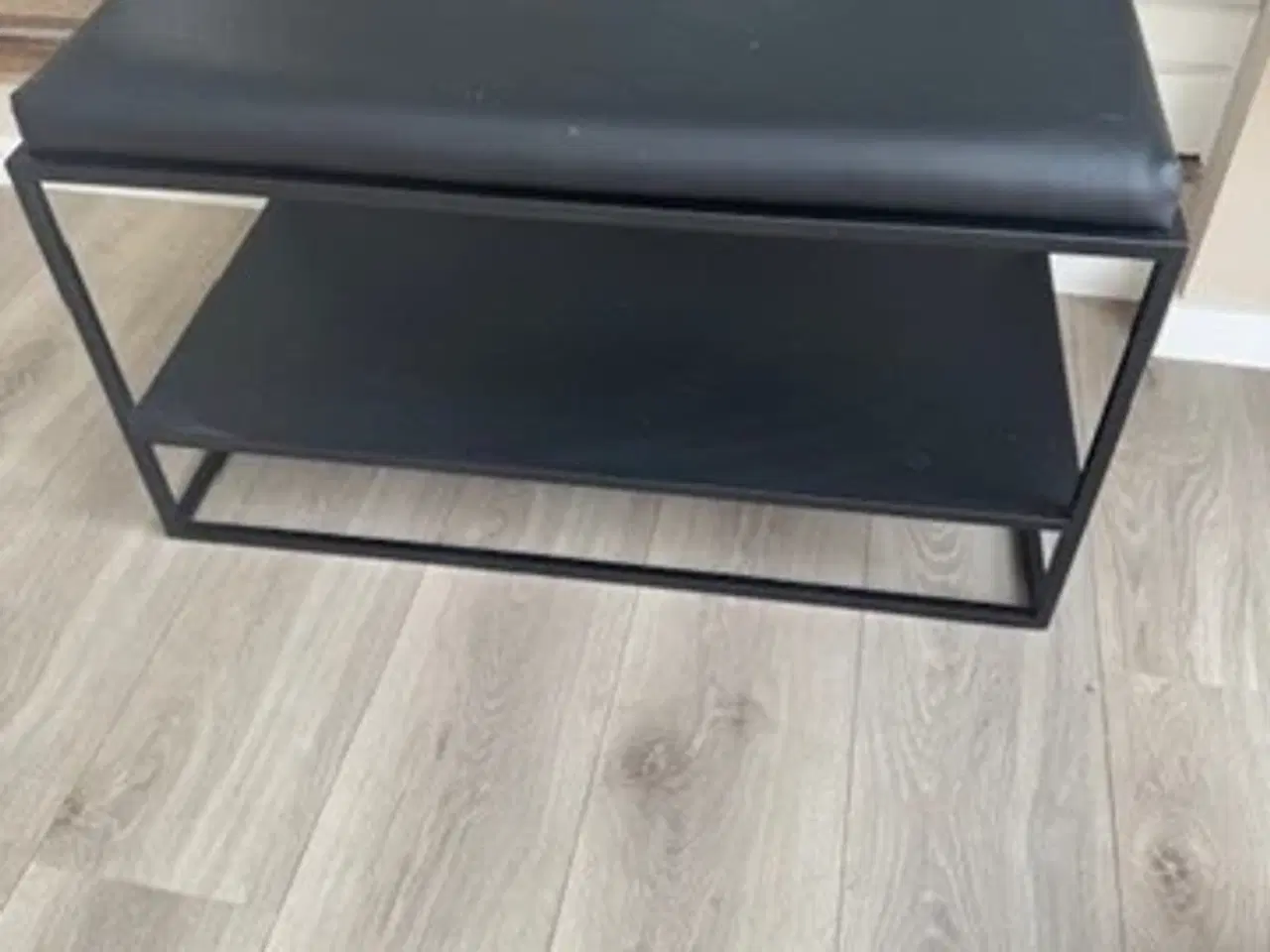 Billede 1 - Bænk i sort pulverlakeret metal med sæde i kunstlæ