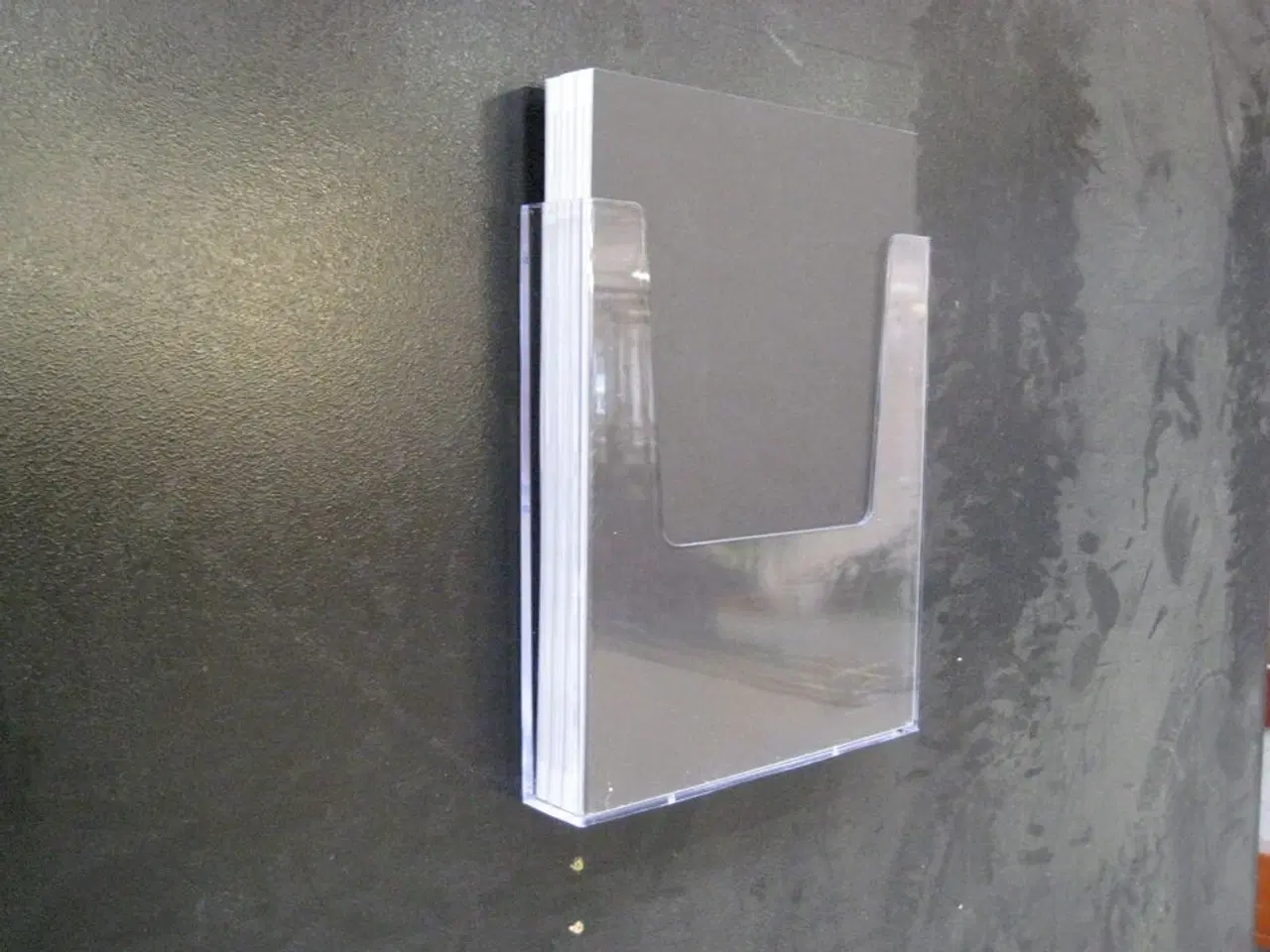 Billede 2 - 44 stk. brochure holder til væg.