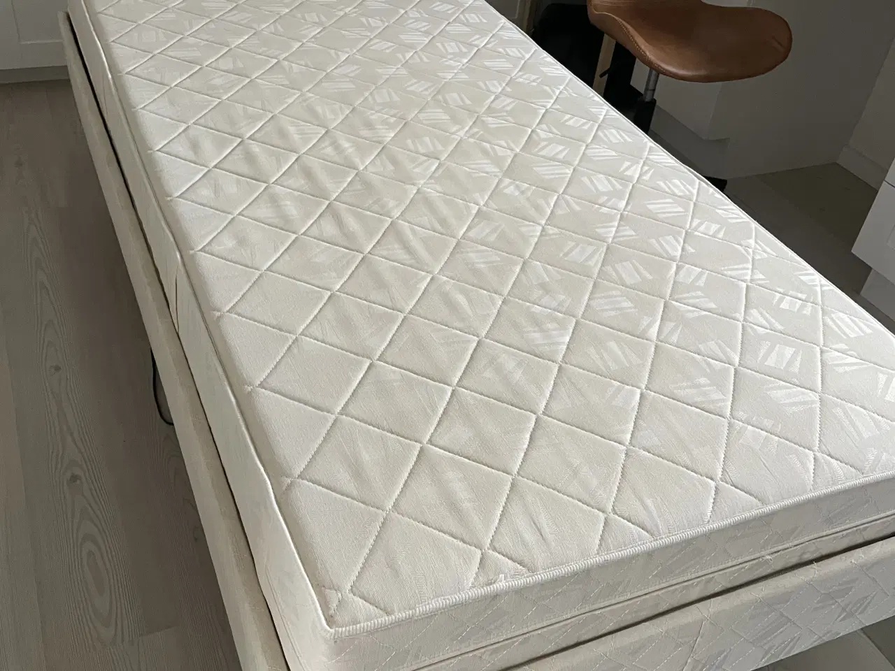 Billede 3 - Elevationsseng med/ uden madras og topmadras