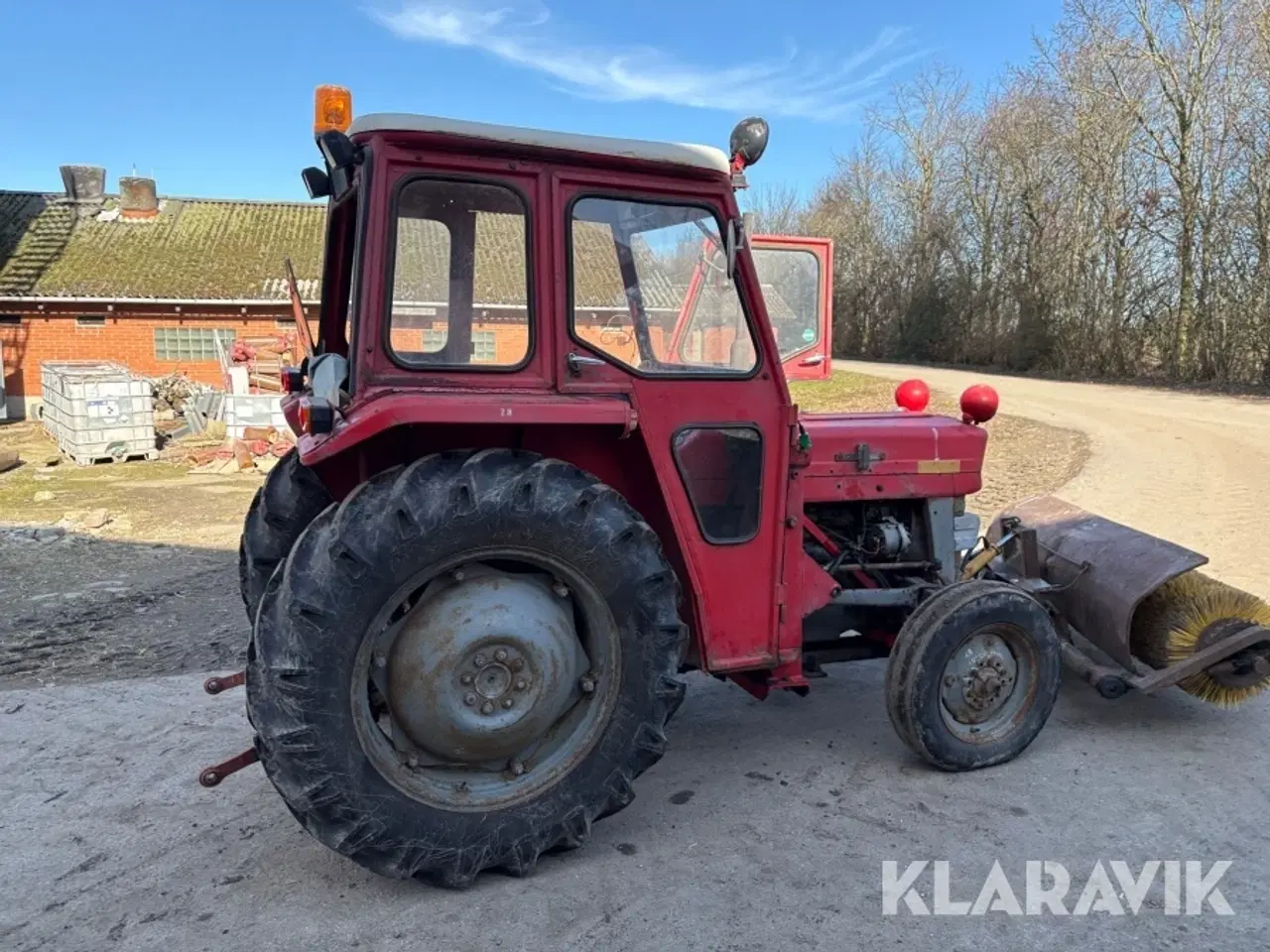 Billede 10 - Traktor Massey Ferguson 135 med fejekost