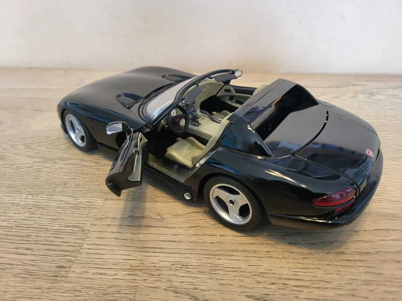 Billede 4 - Modelbil: VIPER RT/10 DODGE 1992.  Skala 1/18.